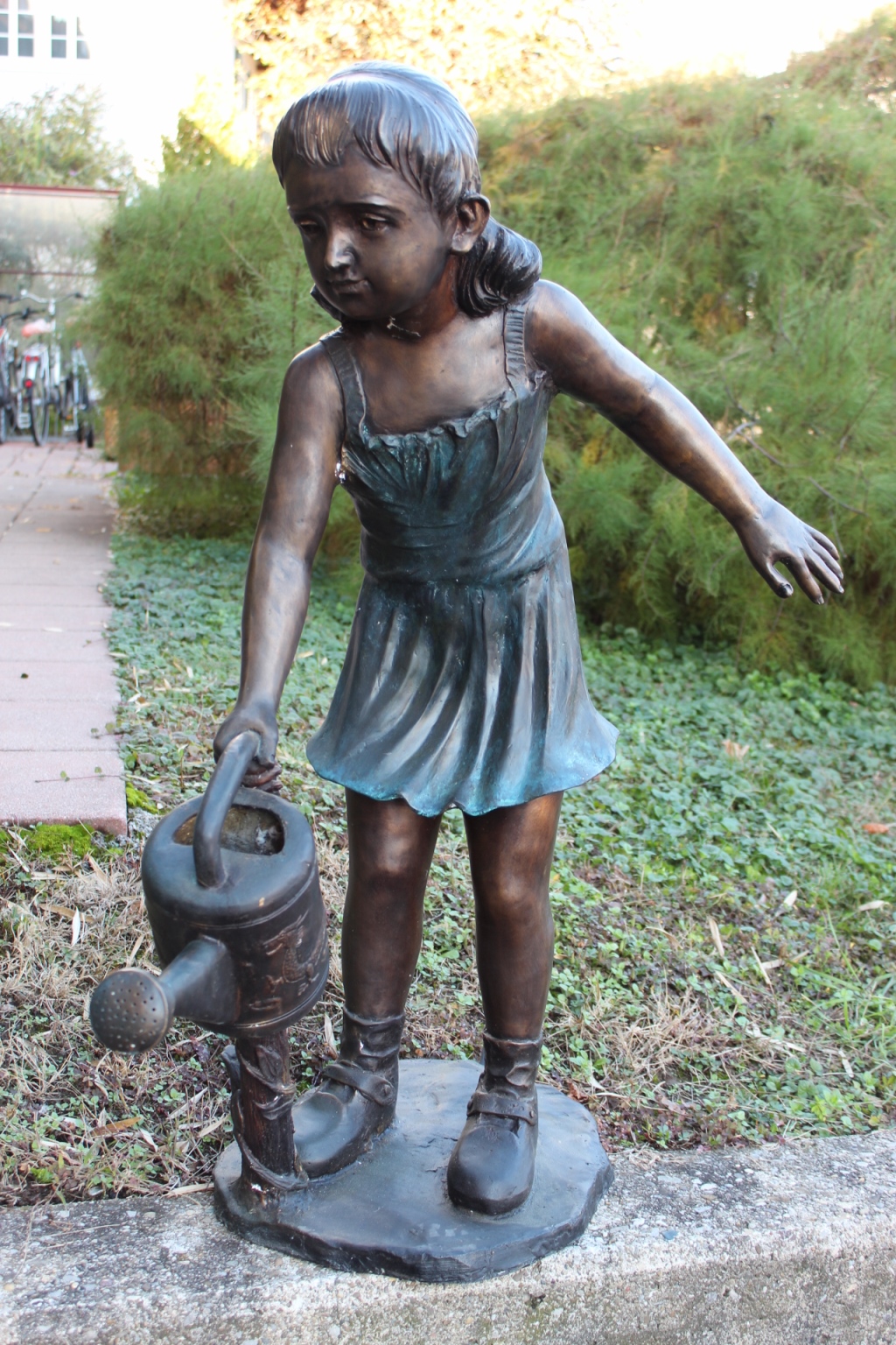 Bronzeskulptur Mädchen mit Spritzkanne / Wasseranschluss